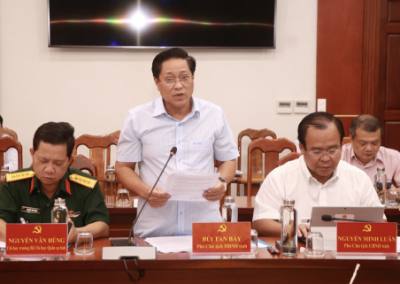 Phó Chủ tịch HĐND tỉnh Cà Mau Bùi Tấn Bảy báo cáo kết quả công tác chuẩn bị bầu cử của Thường trực HĐND tỉnh. Ảnh: Huỳnh Anh - TTXVN