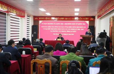 Đoàn Công tác của Uỷ ban Thường vụ Quốc hội, Hội đồng bầu cử quốc gia làm việc với Ban bầu cử số 2 và Uỷ ban Bầu cử phường Tân Phong về công tác bầu cử. Ảnh: Nguyễn Oanh-TTXVN