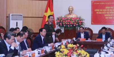 Trung tướng Nguyễn Minh Đức, Phó Chủ nhiệm Ủy ban Quốc phòng, An ninh và Đối ngoại của Quốc hội trình bày các nội dung, yêu cầu của buổi giám sát, kiểm tra. Ảnh: Hoa Mai - TTXVN