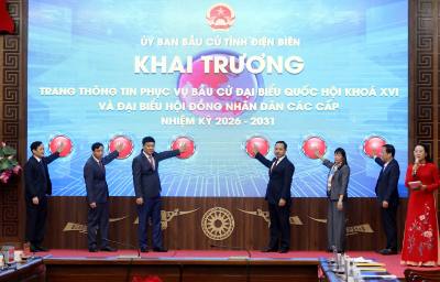 Phó Chủ tịch Quốc hội Vũ Hồng Thanh cùng lãnh đạo tỉnh Điện Biên ấn nút khai trương Trang thông tin điện tử phục vụ bầu cử đại biểu Quốc hội và HĐND các cấp. Ảnh: Trung Kiên - TTXVN.