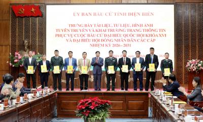 Đồng chí Lê Văn Lương, Chủ tịch UBND tỉnh Điện Biên, trao quyết định tăng cường công chức, viên chức xuống cơ sở hỗ trợ công tác bầu cử. Ảnh: Trung Kiên - TTXVN