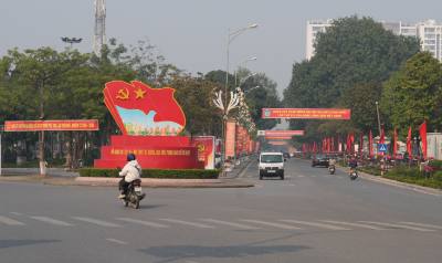 Các đường phố phường Vĩnh Phúc được trang hoàng cờ hoa, băng rôn, khẩu hiệu tuyên truyền về bầu cử Quốc hội khóa XVI, bầu đại biểu Hội đồng nhân dân các cấp nhiệm kỳ 2026 – 2031. Ảnh: Nguyễn Thảo - TTXVN