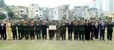 Đoàn công tác tặng quà động viên cán bộ, chiến sĩ làm nhiệm vụ đảm bảo an ninh, trật tự phục vụ cuộc bầu cử. Ảnh: TTXVN phát