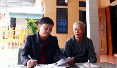 Cán bộ Ban công tác mặt trận khu dân cư Tân Cảnh (xã Hòa Trạch, Quảng Trị) tuyên truyền Luật bầu cử đến các ngư dân địa phương. Ảnh: TTXVN phát