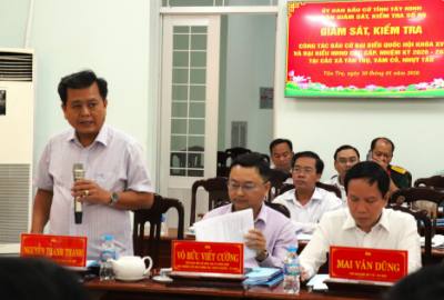 Ông Nguyễn Thành Thanh, Phó giám đốc Sở Văn hóa-Thể thao và Du lịch tỉnh Tây Ninh, phát biểu tại buổi giám sát, kiểm tra công tác bầu cử. Ảnh: Thanh Bình - TTXVN