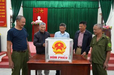 Kiểm tra hòm phiếu tại khu vực bỏ phiếu. Ảnh: Tiến Vĩnh - TTXVN 