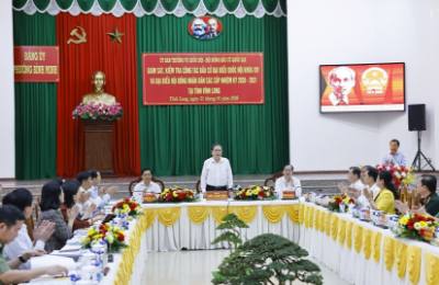 Chủ tịch Quốc hội Trần Thanh Mẫn làm việc với Ủy ban bầu cử tỉnh Vĩnh Long. Ảnh: Doãn Tấn – TTXVN