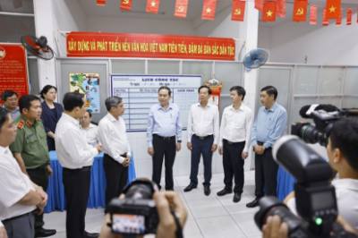 Chủ tịch Quốc hội Trần Thanh Mẫn khảo sát Khu vực bỏ phiếu tại phường Ninh Kiều, thành phố Cần Thơ. Ảnh: Doãn Tấn - TTXVN