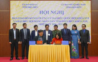 Ký kết bàn giao hồ sơ người ứng cử Đại biểu Quốc hội khóa XVI và đại biểu HĐND tỉnh Điện Biên khóa XVI, nhiệm kỳ 2026-2031. Ảnh: Xuân Tư - TTXVN