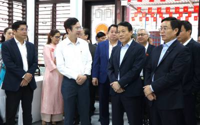 Đại tướng Lương Tam Quang (thứ 2, từ phải sang) kiểm tra công tác bầu cử tại phường Thuận Hóa, thành phố Huế. Ảnh: Văn Dũng-TTXVN