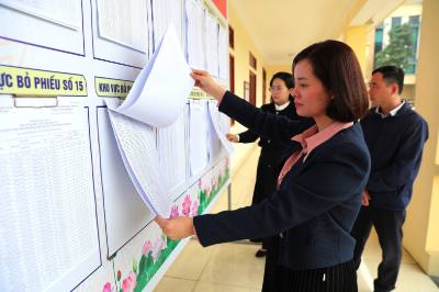 Cán bộ xã Yên Sơn (Tuyên Quang) kiểm tra, rà soát danh sách cử tri được niêm yết công khai tại trụ sở UBND xã, bảo đảm chính xác, đúng quy định trước ngày bầu cử. Ảnh: Minh Tâm - TTXVN