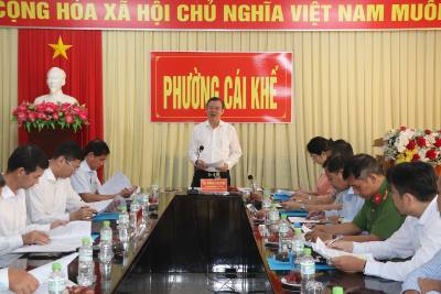 Chủ tịch UBND TP. Cần Thơ Trương Cảnh Tuyên kiểm tra công tác bầu cử tại phường Cái Khế. Ảnh: Ngọc Thiện- TTXVN.