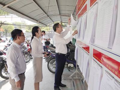 Chủ tịch UBND TP. Cần Thơ Trương Cảnh Tuyên kiểm tra công tác chuẩn bị bầu cử tại phường Tân An. Ảnh: Ngọc Thiện- TTXVN.