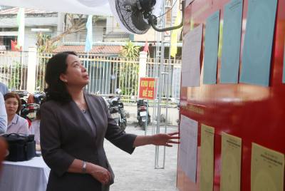 Bí thư Trung ương Đảng, Phó Chủ tịch nước Võ Thị Ánh Xuân kiểm tra việc niêm yết danh sách cử tri tại Tổ bầu cử số 32 ở phường Trấn Biên (Đồng Nai). Ảnh: Lê Xuân-TTXVN