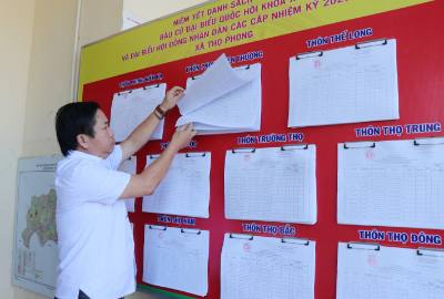 Ủy ban nhân dân xã Thọ Phong, tỉnh Quảng Ngãi niêm yết số lượng cử tri tại Ủy ban nhân dân xã. Ảnh: Phạm Cường-TTXVN