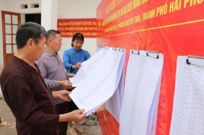 Nhiều ngày qua, nhà văn hóa tổ dân phố Chín Thượng, phường Nguyễn Trãi thường xuyên có người dân lui tới để xem danh sách cử tri được niêm yết ở đây. Ảnh: Mạnh Minh – TTXVN



