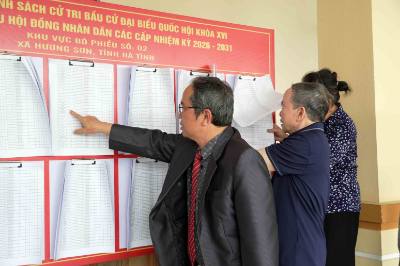 Cử tri thôn 5, xã Hương Sơn (Hà Tĩnh) kiểm tra thông tin cá nhân được niêm yết tại nhà văn hóa thôn. Ảnh: Hữu Quyết - TTXVN