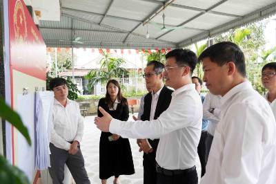 Đoàn giám sát của Tỉnh ủy Hà Tĩnh kiểm tra công tác chuẩn bị bầu cử tại thôn Hà Chu, xã Sơn Tây (Hà Tĩnh). Ảnh: Hữu Quyết - TTXVN