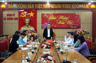 Đoàn giám sát về lãnh đạo cuộc bầu cử ĐBQH khóa XVI và đại biểu HĐND các cấp nhiệm kỳ 2026–2031 của Tỉnh ủy Hà Tĩnh làm việc tại xã Hương Sơn. Ảnh: Hữu Quyết - TTXVN