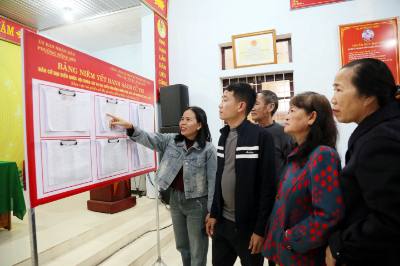 Người dân Tổ dân phố Sa Động, phường Đồng Hới (Quảng Trị) tìm hiểu thông tin về các cử tri bầu cử đại biểu Quốc hội khóa XVI và đại biểu HĐND các cấp nhiệm kỳ 2026 - 2031. Ảnh: Tá Chuyên - TTXVN