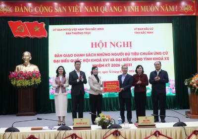 Ban Thường trực Ủy ban MTTQ Việt Nam tỉnh Bắc Ninh bàn giao danh sách những người đủ tiêu chuẩn ứng cử đại biểu Quốc hội khóa XVI và đại biểu HĐND tỉnh nhiệm kỳ 2026 - 2031 đến Ủy ban Bầu cử tỉnh. Ảnh: Thái Hùng- TTXVN