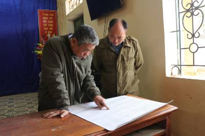 Cử tri thôn Làng Chạp, xã Trung Sơn (Tuyên Quang) theo dõi lịch trình bầu cử tại Nhà văn hóa thôn. Ảnh: Hoàng Hải - TTXVN