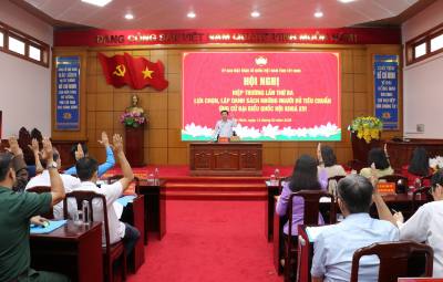 Các đại biểu biểu quyết thống nhất danh sách người ứng cử đại biểu Quốc hội khóa XVI. Ảnh: Bùi Giang - TTXVN