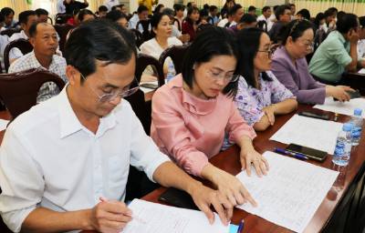 Các đại biểu nghiên cứu tiểu sử trích ngang các ứng cử viên đại biểu Quốc hội khóa XVI. Ảnh: Hữu Chí - TTXVN
