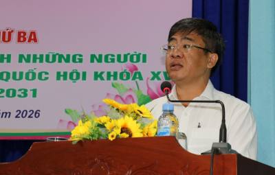 Phó Chủ tịch Ủy ban MTTQ Việt Nam tỉnh Đồng Tháp Phạm Minh Châu báo cáo kết quả tổ chức hội nghị hiệp thương lấy ý kiến nhận xét của cử tri nơi công tác đối với người ứng cử. Ảnh: Hữu Chí - TTXVN