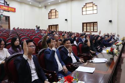 Các đại biểu biểu quyết thống nhất thông qua danh sách những người đủ tiêu chuẩn ứng cử đại biểu HĐND tỉnh Ninh Bình khóa XVI, nhiệm kỳ 2026-2031. Ảnh: Hải Yến - TTXVN.