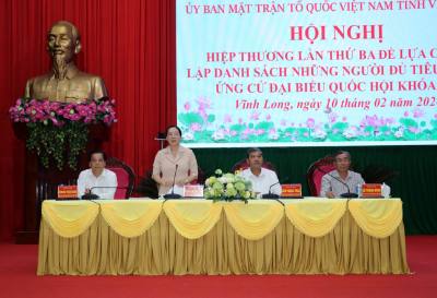 Ủy viên Ban Thường vụ Tỉnh ủy, Phó Chủ tịch Thường trực Ủy ban MTTQ Việt Nam tỉnh Vĩnh Long Nguyễn Thị Hồng Nhung tham gia điều hành hội nghị Hiệp thương lần thứ ba. Ảnh: Phạm Minh Tuấn-TTXVN.