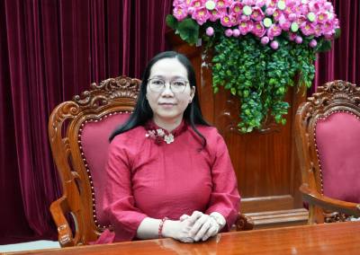 Ủy viên Ban Thường vụ Tỉnh ủy, Phó Chủ tịch Thường trực Ủy ban MTTQ Việt Nam tỉnh Vĩnh Long Nguyễn Thị Hồng Nhung trả lời phỏng vấn phóng viên TTXVN. Ảnh: Phạm Minh Tuấn-TTXVN