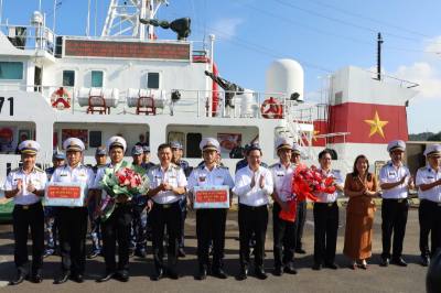 Lãnh đạo tỉnh Khánh Hoà và Vùng 4 Hải quân tặng quà động viên lực lượng làm nhiệm vụ bầu cử sớm ở Trường Sa. Ảnh : TTXVN phát