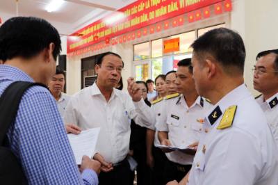 Đồng chí Nguyễn Văn Thọ, Phó Chủ tịch Thường trực HĐND, Phó Chủ tịch Thường trực Ủy ban bầu cử Tp. Hồ Chí Minh kiểm tra công tác chuẩn bị bầu cử tại Hải đoàn 129 Hải quân. Ảnh: Đoàn Mạnh Dương-TTXVN