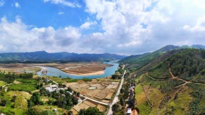 Bản Rào Tre (xã Phúc Trạch) nằm dưới chân núi Ka Đay thuộc dãy Trường Sơn hùng vĩ. Ảnh: Hữu Quyết - TTXVN