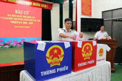 Cử tri bỏ phiếu bầu tại Khu vực bỏ phiếu số 1 (Hải đoàn 129 Hải quân). Ảnh: Đoàn Mạnh Dương-TTXVN