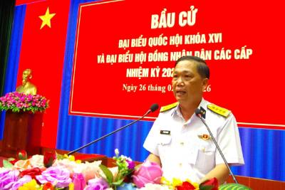 Đại tá Lê Hồng Quang, Phó Chủ nhiệm Chính trị Vùng 2 Hải quân, Tổ trưởng Tổ bầu cử sớm trên biển. Ảnh: TTXVN phát