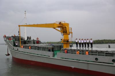 Tàu Trường Sa 04 Bộ Tư lệnh Vùng 2 Hải quân xuất bến đi làm nhiệm vụ bầu cử sớm trên biển. Ảnh: Hoàng Nhị - TTXVN