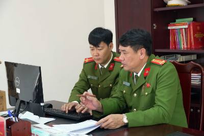 Cán bộ công an phường Thành Sen, tỉnh Hà Tĩnh sử dụng Cơ sở dữ liệu quốc gia về dân cư trong rà soát cử tri tham gia bầu cử. Ảnh: Hữu Quyết – TTXVN