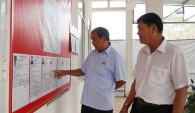 Cử tri xem tiểu sử tóm tắt của người ứng cử đại biểu HĐND cấp xã nhiệm kỳ 2026 - 2031. Ảnh: Nhựt An - TTXVN