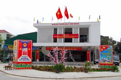 Một điểm bầu cử tại phường Thành Sen, tỉnh Hà Tĩnh được trang trí với đầy đủ băng rôn, pano, áp phích. Ảnh: Hữu Quyết – TTXVN