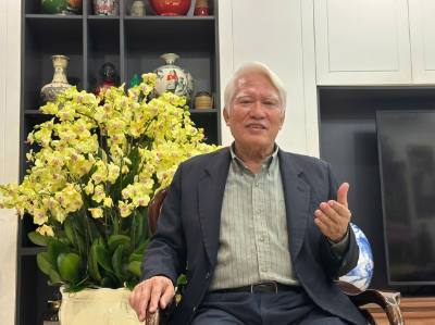 PGS, TS Nguyễn Chu Hồi, Đại biểu Quốc hội khóa XV, nhận định việc rút ngắn nhiệm kỳ Quốc hội khoá XV là một quyết định mang tầm chiến lược để từng bước rút ngắn thời gian kiện toàn hệ thống lập pháp và hành pháp ngay sau các kỳ đại hội Đảng. Ảnh: Diệu Thúy – TTXVN