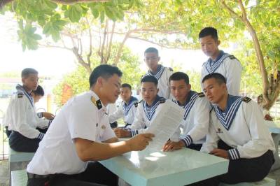 Cán bộ, chiến sĩ trên các đảo đặc khu Trường Sa nghiên cứu về Luật cử tri, các tài liệu liên quan đến ngày bầu cử. Ảnh: TTXVN phát