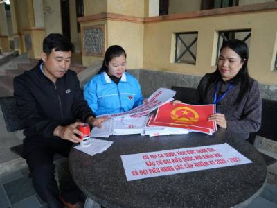 Uỷ ban bầu cử xã Nậm Cắn đã hoàn tất công tác in ấn thẻ cử tri, khẩu hiệu, trang trí khánh tiết tại các điểm bỏ phiếu và đẩy mạnh tập huấn nghiệp vụ chuyên sâu cho các tổ bầu cử. Ảnh: Bích Huệ - TTXVN