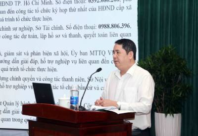 Ổng Nguyễn Tấn Phong, Phó Giám đốc Sở Nội vụ Thành phố, Ủy viên Ủy ban Bầu cử Thành phố, trình bày chuyên đề hướng dẫn nghiệp vụ công tác tổ chức bầu cử. Ảnh: Xuân Khu-TTXVN