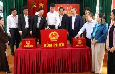 Đoàn công tác kiểm tra thực tế tại khu vực bỏ phiếu Nhà văn hoá Đa Lộc, phường Nam Hoa Lư, tỉnh Ninh Bình. Ảnh: Thùy Dung - TTXVN