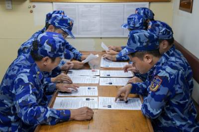 Cử tri nghiên cứu tiểu sử, chương trình hành động của người ứng cử viên Quốc hội và HĐND. Ảnh: TTXVN phát