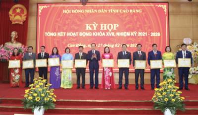 Lãnh đạo tỉnh Cao Bằng tặng Bằng khen cho các cá nhân có thành tích xuất sắc. Ảnh: Chu Hiệu-TTXVN