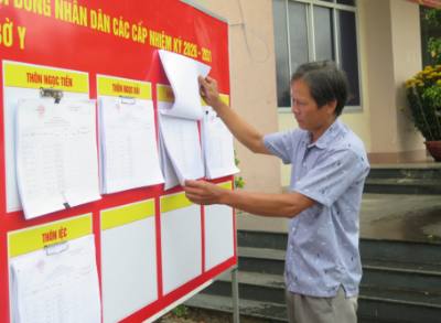 Danh sách cử tri và đại biểu ứng cử được niêm yết công khai tại trụ sở các xã các thôn để người dân theo dõi. Ảnh: Dư Toán - TTXVN