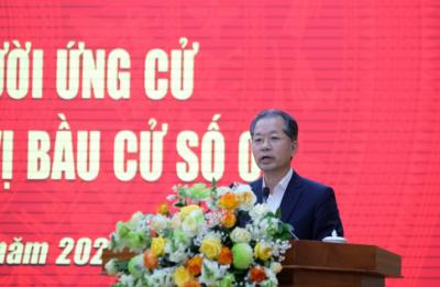 Ông Nguyễn Văn Quảng, Bí thư Trung ương Đảng, Chánh án Tòa án nhân dân tối cao đại diện cho các ứng cử viên phát biểu, trả lời ý kiến của cử tri tại hội nghị. Ảnh: Nguyễn Dũng – TTXVN
